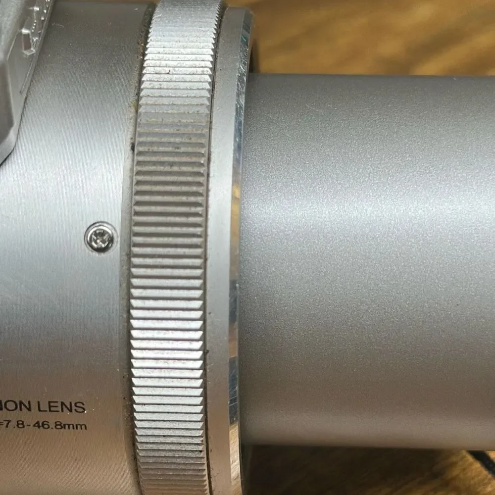 Fujifilm FinePix 4900Z Digital SLR Camera 6x‎ Zoom Silver